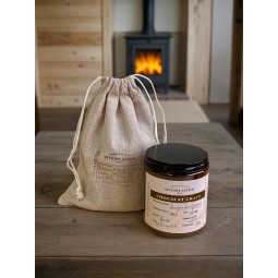 Bougie d’intérieur naturelle à la cire de soja, diffusant un parfum hivernal réconfortant dans une décoration de saison.